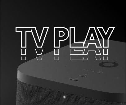 Černobílý obrázek detailu set-top-boxu s nápisem „TV PLAY“ umístěným přes horní část zařízení.