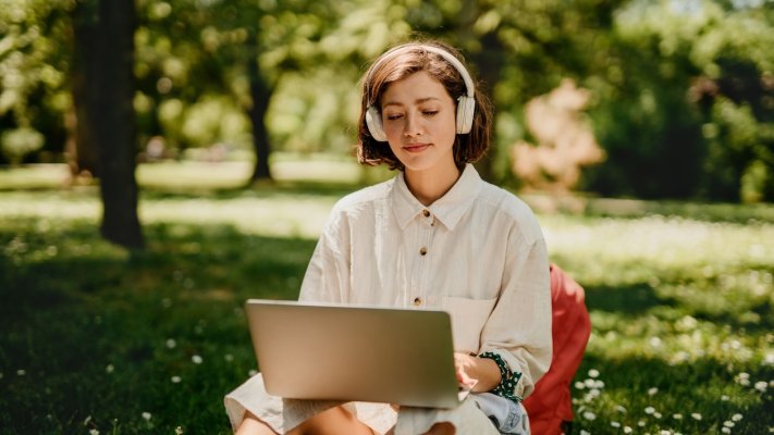 Vodafone dokázal mezi polovinou roku 2023 a 2024 snížit uhlíkovou stopu v oblasti médií a reklamy o více než třetinu. Díky promyšlenému plánování a spolupráci s odborníky se podařilo zredukovat dopad na životní prostředí třinácti digitálními a tradičními kanály ve třinácti zemích včetně Česka.